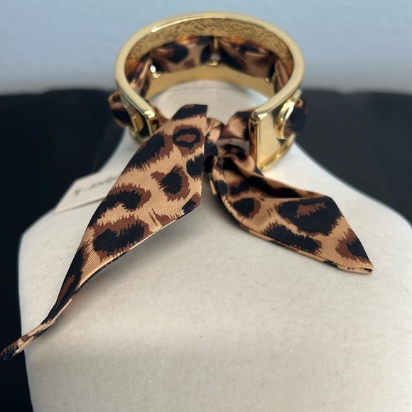 Piper K | Chunky Leopard Print Bracelet - Picture 8 of 10